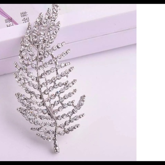NWT Gold Or Silver Rhinestone leaf broach - Picture 5 of 6